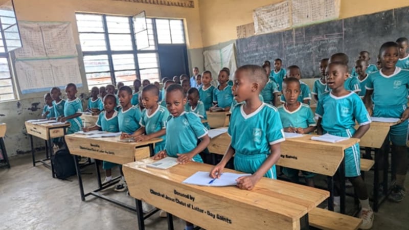 Les élèves de l'école de Kacyiru profitent de leurs nouveaux pupitres offerts par l'Église de Jésus-Christ des Saints des Derniers Jours à Kigali, au Rwanda, le 30 avril 2026.