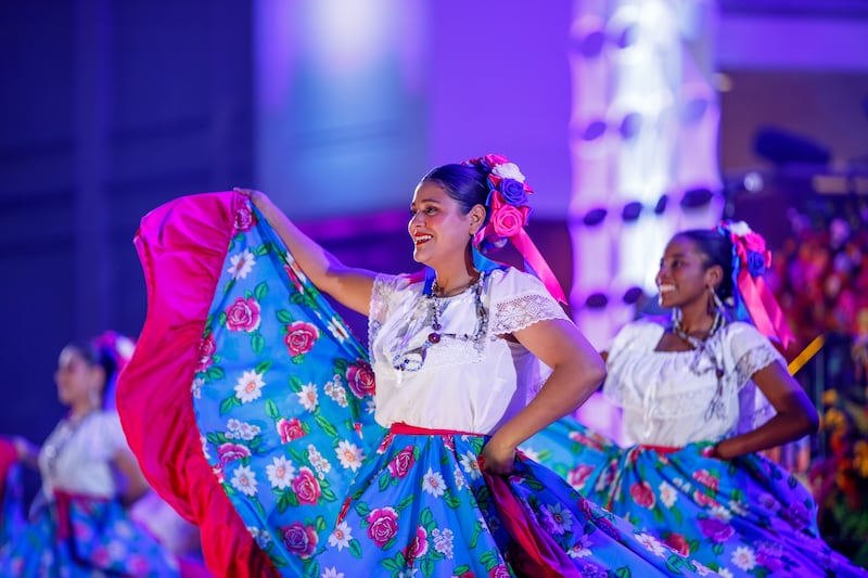 Des danseurs vêtus de costumes traditionnels exécutent des danses de toute l'Amérique latine lors d'une répétition générale de « Luz de las Naciones » à Salt Lake City, en Utah, le 3 novembre 2025.