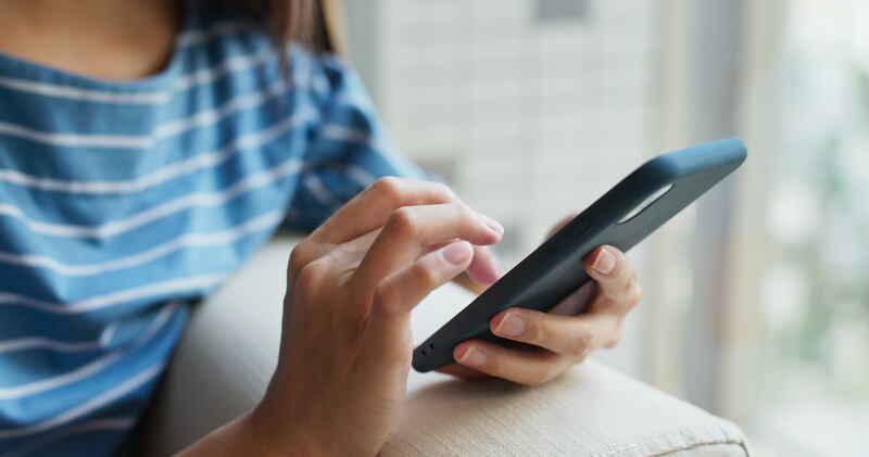 Une femme consulte l’application Bibliothèque de l’Évangile sur son téléphone.