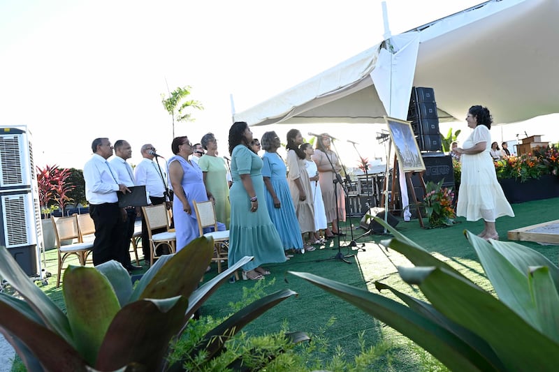 Un chœur chante pendant la cérémonie d'ouverture du chantier du temple de Maceió (Brésil).