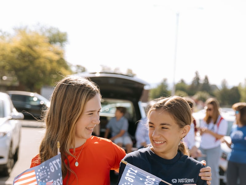 Des bénévoles de JustServe célèbrent la livraison d’un camion de nourriture de l’Église de Jésus-Christ des Saints des Derniers Jours à la banque alimentaire Partners INW à Spokane Valley (Washington), le jeudi 25 juin 2026.