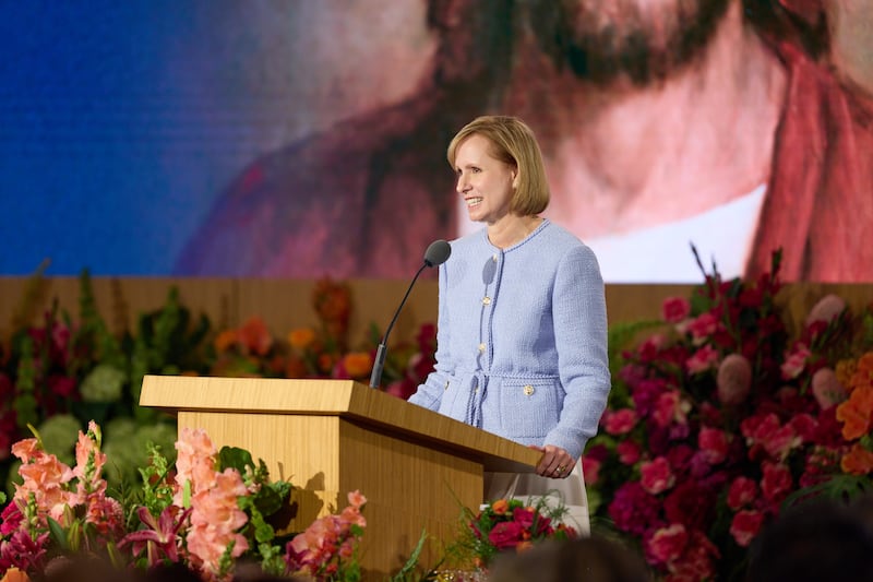 Sœur Amy A. Wright, première conseillère dans la présidence générale de la Primaire et membre du Comité exécutif missionnaire de l'Église, s'exprime lors du Séminaire 2026 pour les nouveaux dirigeants de mission le vendredi 19 juin 2026, au centre de formation missionnaire de Provo à Provo, Utah.