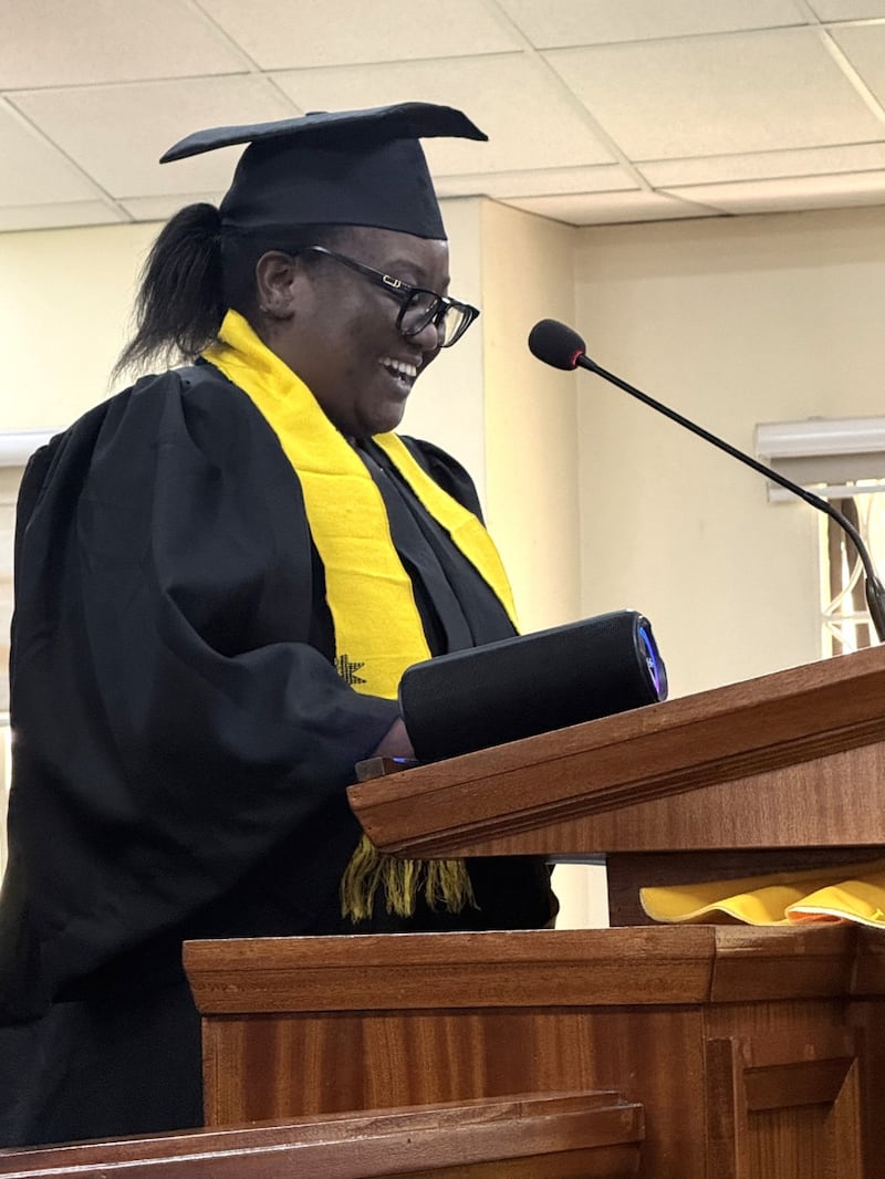 Valedictorian Felina Alumande s'exprime lors de la cérémonie d'achèvement de BYU Pathway à Nairobi, au Kenya. 25 avril 2026.