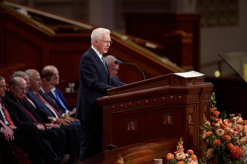 Le président D. Todd Christofferson, deuxième conseiller dans la Première Présidence, s'exprime pendant la session du samedi matin de la 196e conférence générale semestrielle de L'Église de Jésus-Christ des Saints des Derniers Jours dans le Centre de conférences à Salt Lake City, le 3 octobre 2026.