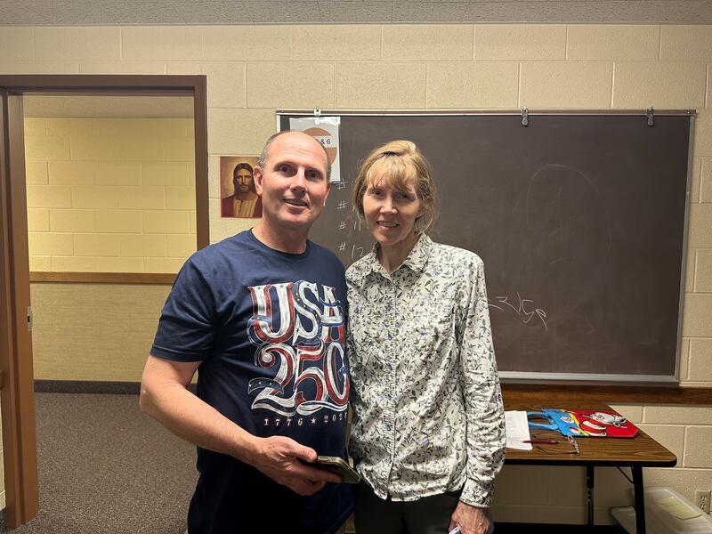Arlin et Nancy Peterson posent pour une photo lors d'une activité du pieu de Pueblo (Colorado) pour les personnes évacuées en raison de l'incendie de forêt d'Aspen Acres, le 10 juillet 2026.