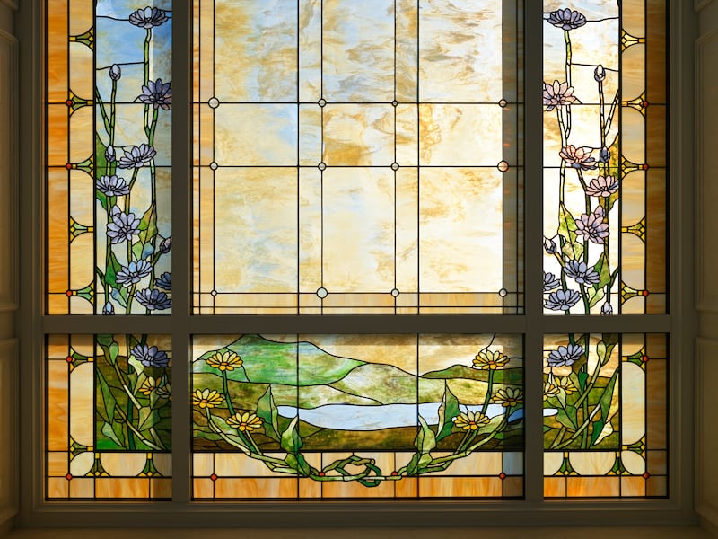 Un vitrail d'art à l'intérieur du temple de Montpelier (Idaho).