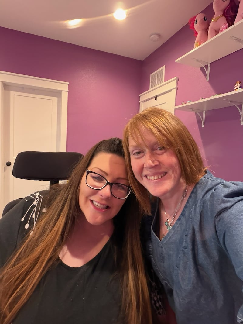 Nikki Peterson, à droite, pose avec Angela Holmes chez elle, le 11 juillet 2026.