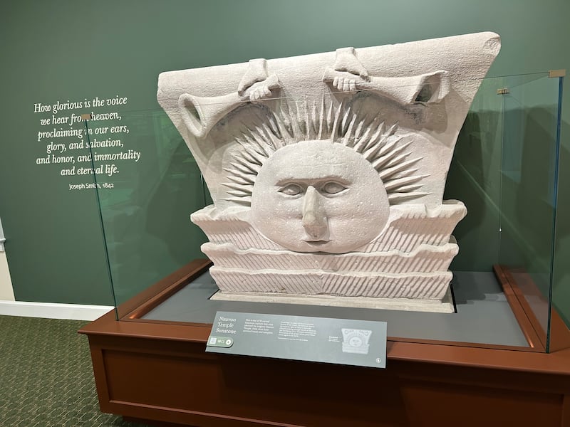 L'une des pierres-soleil restantes du temple de Nauvoo est exposée dans le nouveau centre des visiteurs du temple de Nauvoo, à Nauvoo (Illinois), le 26 juin 2026.