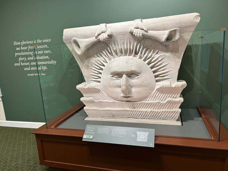 L'une des pierres-soleil restantes du temple de Nauvoo est exposée dans le nouveau centre des visiteurs du temple de Nauvoo, à Nauvoo (Illinois), le 26 juin 2026.