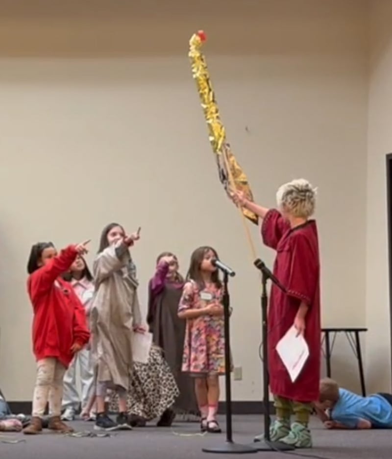 Des enfants d'âge Vaillant du pieu d'Orem (Utah) participent à une saynète sur Moïse et le serpent d'airain le 14 mars 2026.