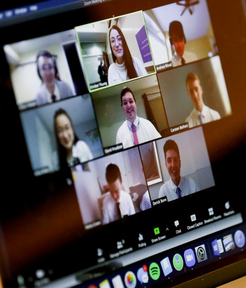 Sœur Kimber Young, au centre en haut, enseigne le chinois mandarin à des missionnaires en formation par visioconférence au centre de formation des missionnaires de Provo, le mercredi 25 mars 2020.