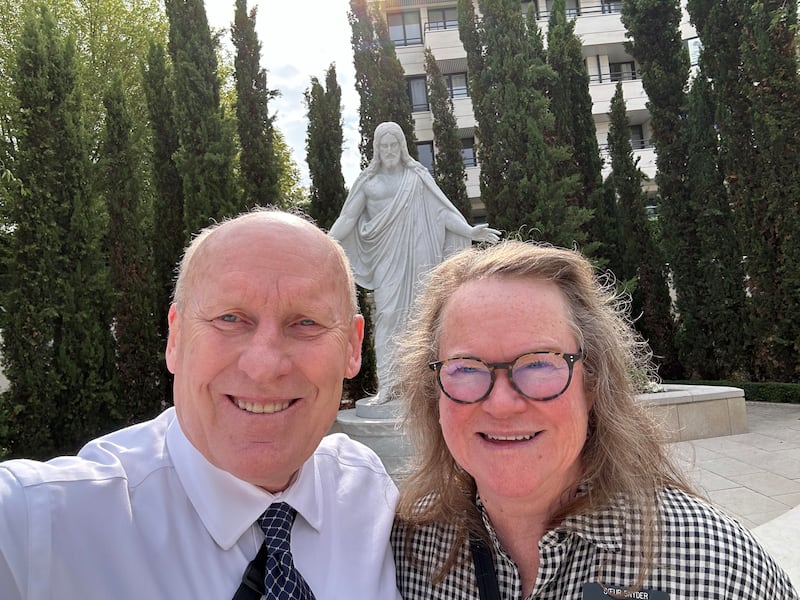 Phil Snyder et Delys Snyder prennent un égoportrait sur le terrain du temple de Paris, France.