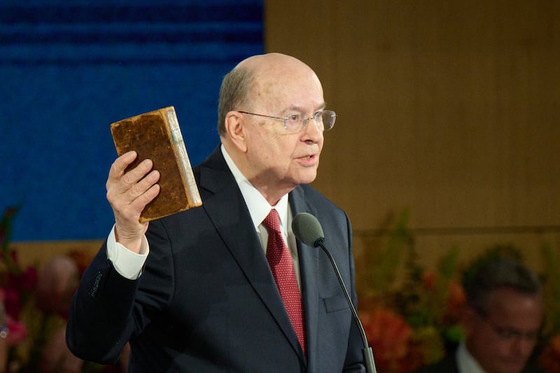 Frère Quentin L. Cook, du Collège des douze apôtres, brandit une première édition de 1830 du Livre de Mormon en parlant au Séminaire de 2026 pour les nouveaux présidents de mission au centre de formation des missionnaires de Provo à Provo, Utah, le 19 juin 2026.