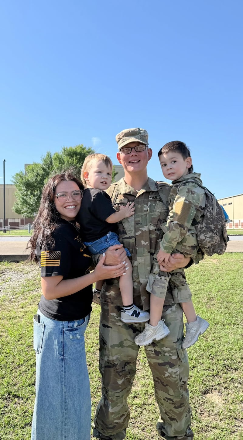 Cambrie et Jadrian Taylor, avec leurs deux fils Jadrian Jr. et Booker à Sant Tan Valley, Arizona, le 15 mai 2026.