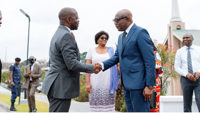 Des dirigeants de l'Église et du gouvernement se saluent dans la chapelle du pieu à Kinshasa, en République démocratique du Congo, le 3 septembre 2026.