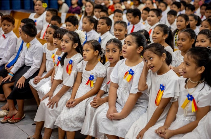 Des membres d'une chorale d'enfants se préparent à chanter lors d'une conférence de pieu spéciale avec frère Gary E. Stevenson, du Collège des douze apôtres, à Pago Pago, aux Samoa américaines, le 24 mai 2026.