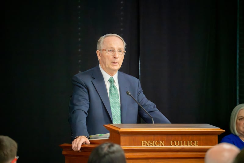 Le président Bruce C. Kusch s'exprime lors d'une réunion spirituelle sur le campus d'Ensign College, à Salt Lake City, le 22 septembre 2026.