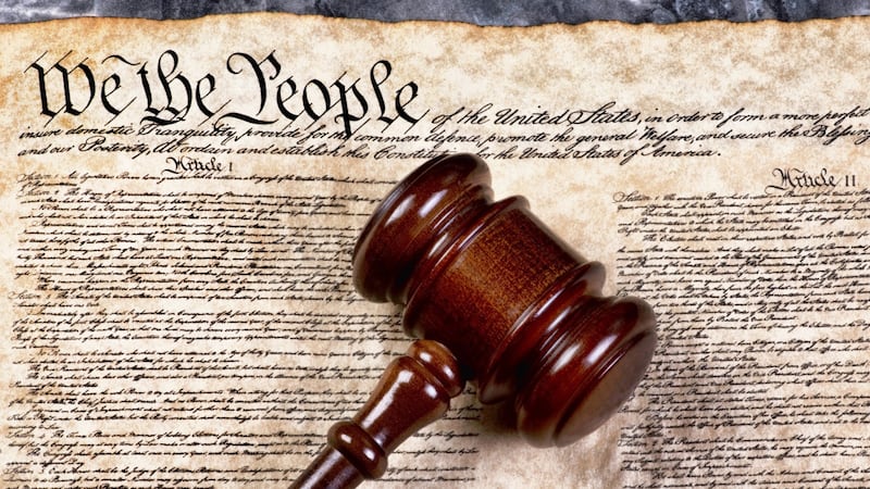 La Constitution des États-Unis avec un marteau de juge.
