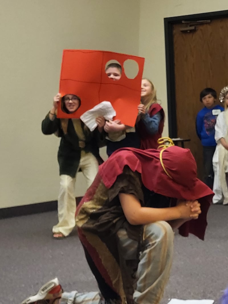 Des enfants d'âge Vaillant du pieu d'Orem (Utah) participent à une saynète sur Daniel en train de prier lors d'une activité de la Primaire à Orem (Utah), le 14 mars 2026.