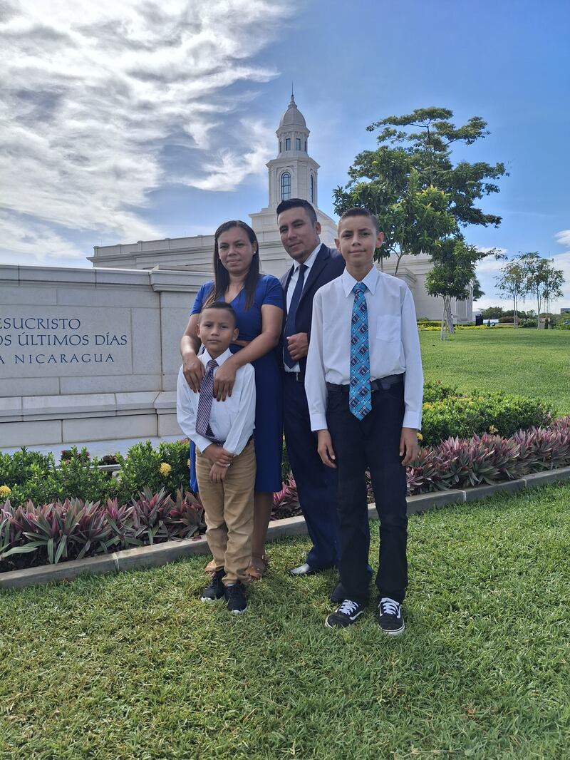 Jose Rivas, président de la branche de Nueva Guinea, se tient avec sa famille devant le temple de Managua (Nicaragua), à Managua, au Nicaragua, après une visite guidée le 16 septembre 2026.