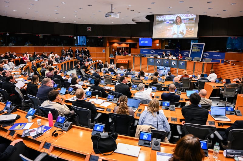 Des participants se rassemblent pour écouter la table ronde intitulée « IA, santé et droits fondamentaux : mise en œuvre de l'approche centrée sur l'humain de l'Europe » le 9 juin 2026 au Parlement européen à Bruxelles, en Belgique.