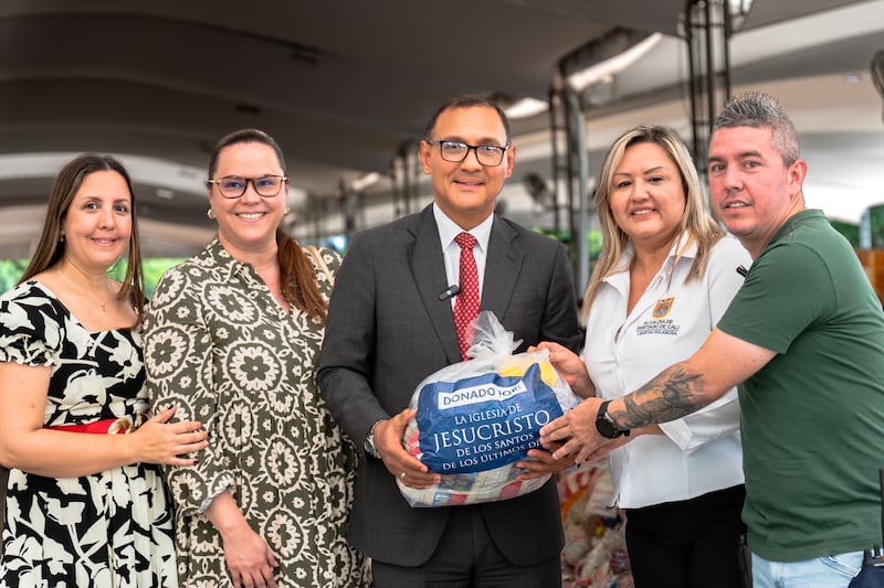 Frère Harold Truque, soixante-dix d'interrégion de Cali (Colombie), au centre, se tient aux côtés de représentants de la mairie de Cali lors de la remise du don de l'Église de 1 000 kits alimentaires au profit des victimes du séisme en août 2026.