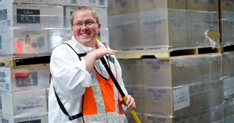 Un missionnaire de service travaille au Magasin central de l'évêque à Salt Lake City (Utah), en 2025.