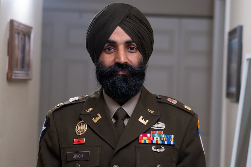 Le lieutenant-colonel de l'armée américaine Simratpal "Simmer" Singh est vêtu de son uniforme militaire lors du tournage d'un épisode de "Voices for Faith".