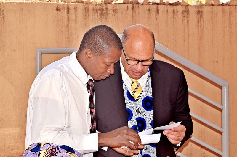Deux membres examinent les registres de baptême pour en vérifier l’exactitude et la tenue, alors que 78 personnes ont été baptisées à Bamako, au Mali, les 18 et 19 avril 2026.