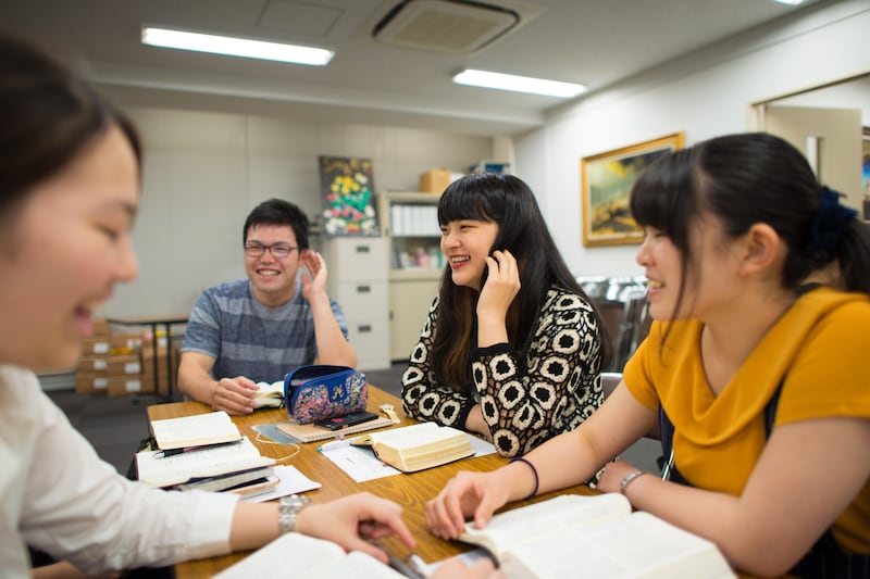 Des étudiants de l'Institut rient ensemble pendant un cours tenu à Nagoya, au Japon.