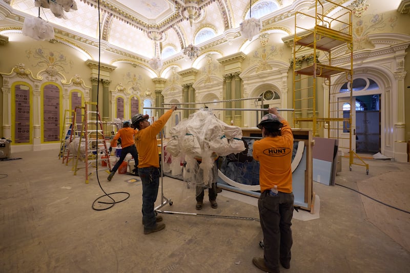 Des lustres sont installés dans la salle céleste du temple de Salt Lake le mardi 21 avril 2026, à Salt Lake City.