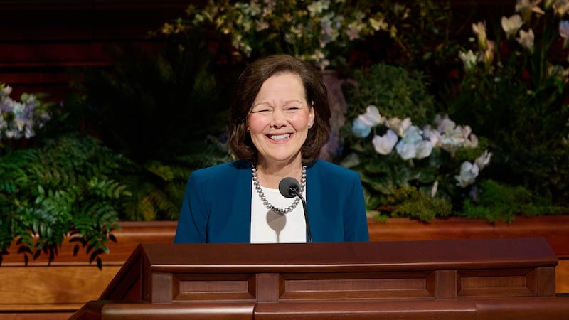 Soeur Susan H. Porter, presidente generale de la Primaire, parle lors de la session du dimanche apres-midi de la 196e conference generale annuelle de l'Eglise de Jesus-Christ des Saints des Derniers Jours au Conference Center a Salt Lake City, le 5 avril 2026.