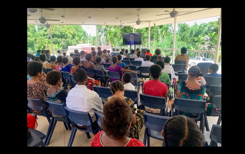 Des saints des derniers jours de Papouasie-Nouvelle-Guinée se réunissent pour regarder une diffusion dans l'une des nouvelles églises simplifiées de l'Église, conçues pour apporter le programme de l'Église dans les régions les plus reculées du Pacifique.