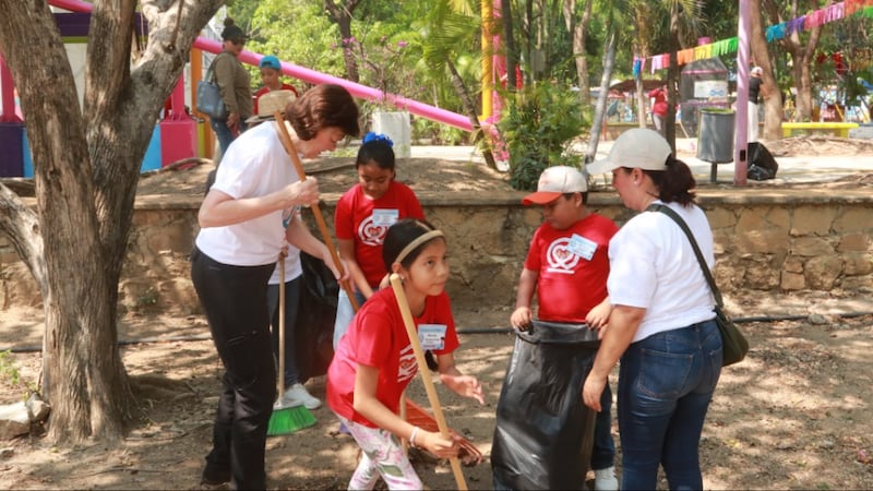 La présidente générale de la Primaire, Susan H. Porter, aide des enfants à balayer un parc public lors d'une activité de service à Tuxtla Gutiérrez, Chiapas, Mexique, en mai 2026.