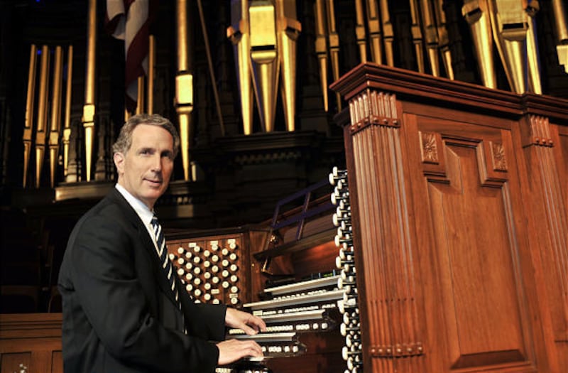 Richard Elliott, organiste principal du Choeur du Tabernacle de la place du Temple, joue de l'orgue au Tabernacle de Salt Lake City sur cette photo non datee.