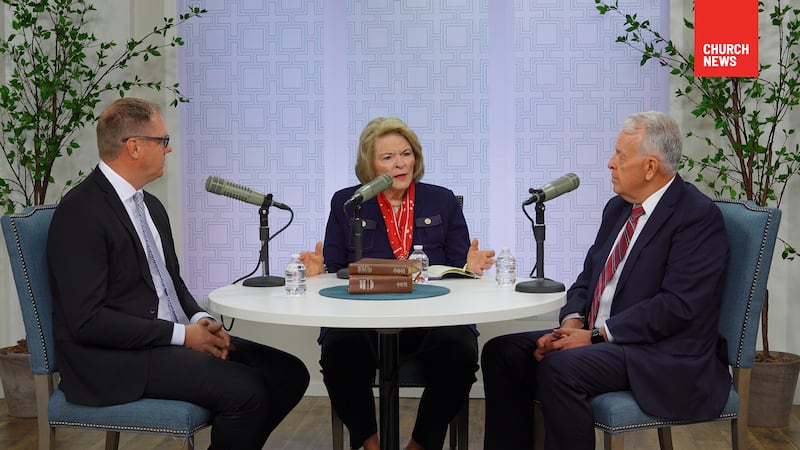 Sheri Dew s’entretient avec frère Brent H. Nielson et Richard Sutton lors d’un épisode du podcast de Church News diffusé le mardi 21 juillet 2026.