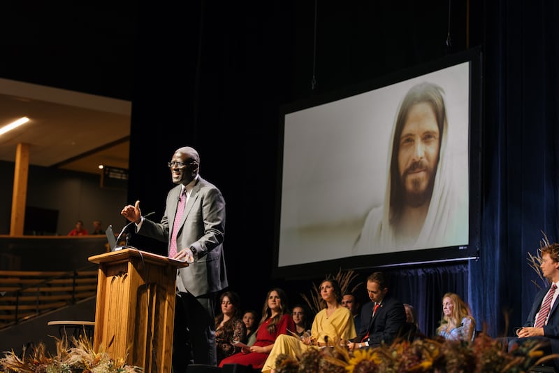 frère Peter M. Johnson, soixante-dix Autorité générale, s'exprime lors d'une réunion spirituelle commémorative des « 100 ans d'institut » organisée dans l'ICCU Arena sur le campus de l'université d'Idaho à Moscow (Idaho), le samedi 26 septembre 2026.