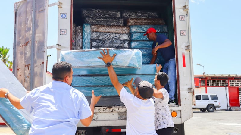 Des membres de l'Église de Jésus-Christ des Saints des Derniers Jours chargent des matelas dans un camion dans le cadre de l'intervention d'urgence et humanitaire après les tremblements de terre meurtriers au Venezuela, à La Guaira (Venezuela), le 1er juillet 2026.