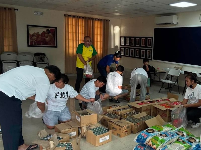 Des membres locaux de l'Église de Jésus-Christ des Saints des Derniers Jours se préparent à transporter 200 kits alimentaires dans un bateau loué depuis General Santos City vers les unités de Glan et Alabel, le 10 juin 2026, à la suite du récent séisme de magnitude 7,8 à Mindanao, aux Philippines.