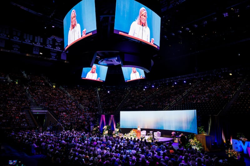 Des femmes remplissent le Marriott Center pour écouter sœur Tamara W. Runia, première conseillère dans la présidence générale des Jeunes Filles, dans le cadre de la conférence annuelle des femmes de BYU, le mercredi 29 avril 2026.