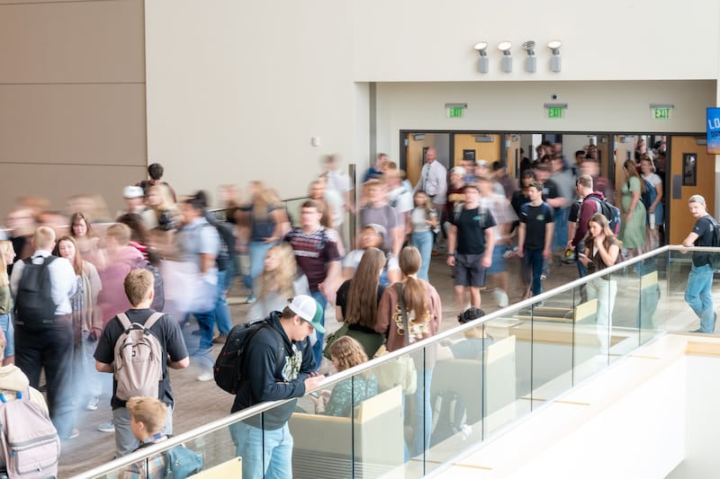 Des étudiants de Brigham Young University–Idaho se rendent à une réunion spirituelle sur le campus pour écouter le président Alvin F. Meredith III et sa femme, sœur Jennifer Meredith, le mardi 21 avril 2026, à Rexburg, en Idaho.