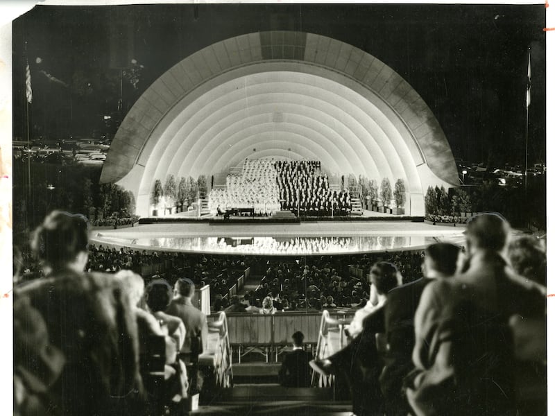 Le Choeur du Tabernacle de Temple Square s'est produit au Hollywood Bowl a Los Angeles, en Californie, en mai 1963.