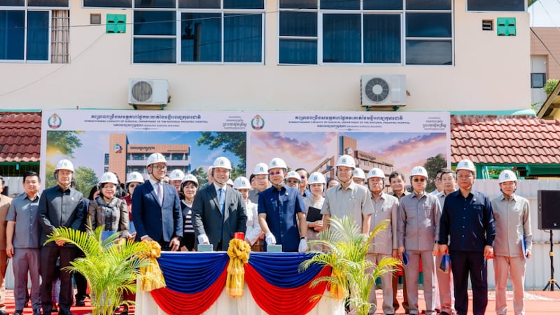 Chheang Ra, le ministre de la Santé du Cambodge, remercie les dirigeants et les membres de l’Église lors de la cérémonie d'ouverture du chantier d'un nouveau bâtiment de chirurgie à l’hôpital pédiatrique national de Phnom Penh, au Cambodge, le 15 juin 2026.
