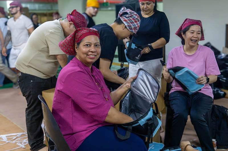Des bénévoles de L’Église de Jésus-Christ des Saints des Derniers Jours préparent des colis alimentaires au cours d’un projet de service avec des amis et voisins de la communauté sikhe à Dubaï, aux Émirats arabes unis, le vendredi 21 août 2026.