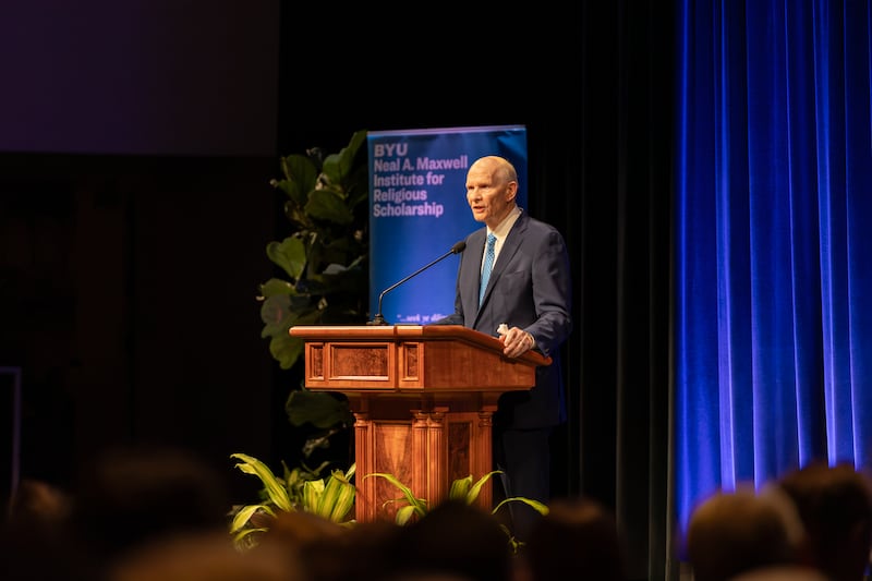 Frère Dale G. Renlund, du Collège des douze apôtres, s'exprime à l'Institut Neal A. Maxwell d'études religieuses de l'université Brigham Young à Provo (Utah), le mardi 13 octobre 2026.