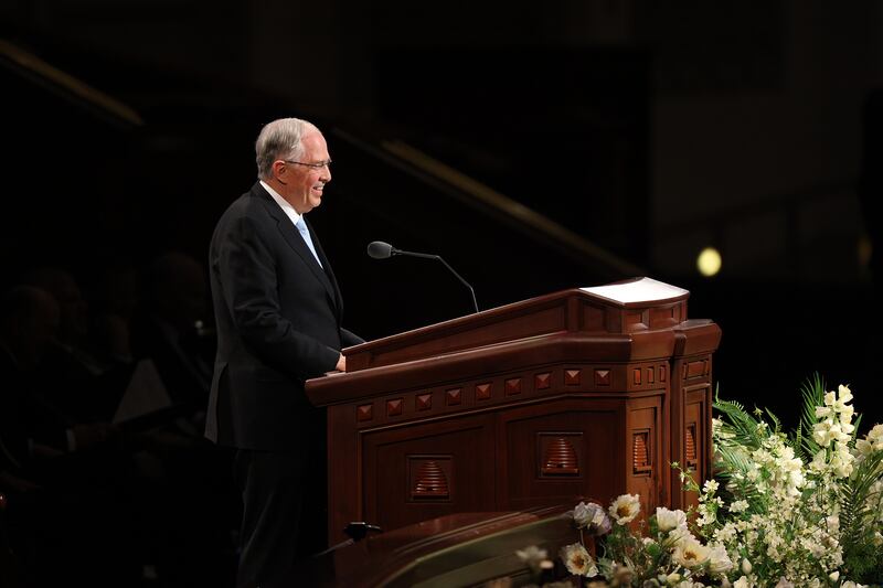 Frere Neil L. Andersen, du College des douze apotres, parle lors de la session du dimanche apres-midi de la 196e conference generale annuelle de l'Eglise de Jesus-Christ des Saints des Derniers Jours au Conference Center a Salt Lake City, le 5 avril 2026.