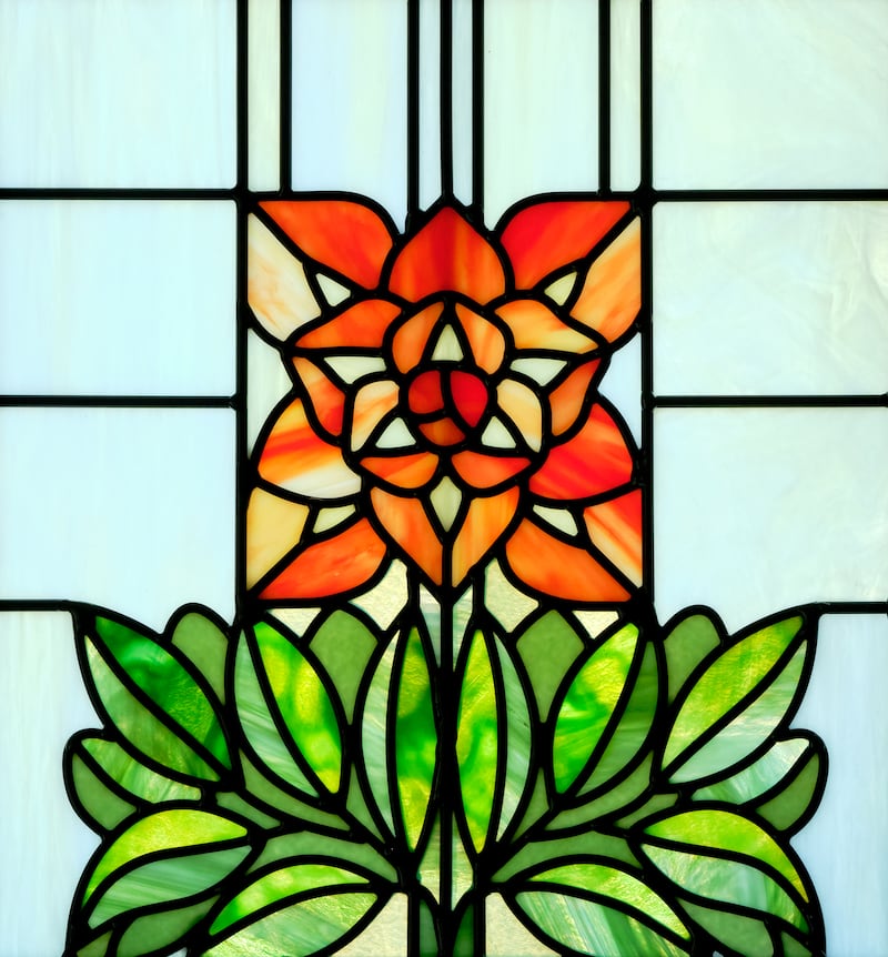 Le pinceau d'Indien, la fleur symbole de l'État du Wyoming, est représenté sur un vitrail à l'intérieur du temple de Cody (Wyoming).