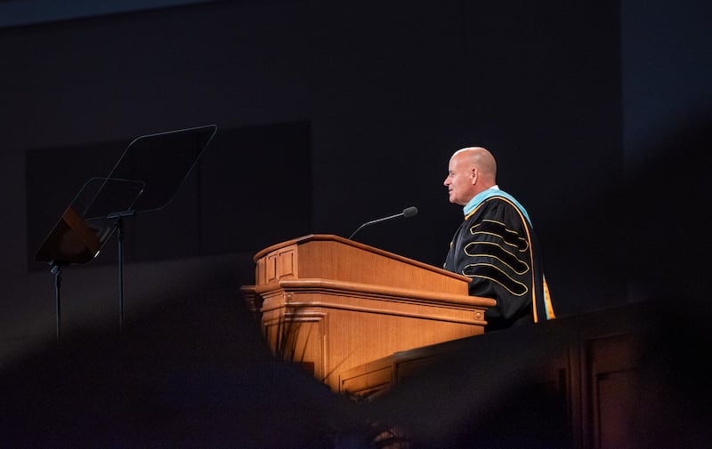 Frère David J. Wunderli, premier conseiller dans la présidence générale des Jeunes Gens, s’exprime lors de la cérémonie de remise des diplômes qui s’est tenue au BYU–I Center, le jeudi 23 juillet 2026, à Rexburg (Idaho).