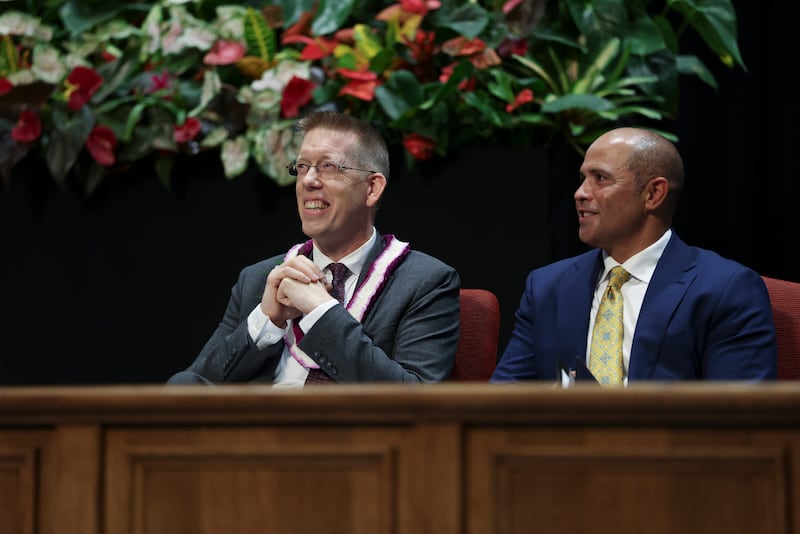 Luke Nichols est assis sur l'estrade avec le président de BYU–Hawaii, John S.K. Kauwe III, avant de prendre la parole lors de la réunion spirituelle du campus à Laie (Hawaï), le mardi 29 septembre 2026.