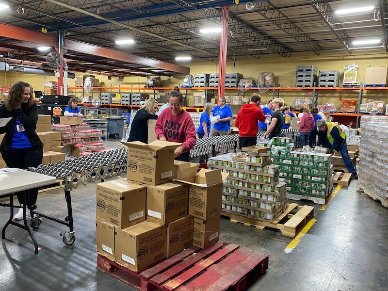 Des benevoles aident a organiser les denrees alimentaires donnees par l'Eglise de Jesus-Christ des Saints des Derniers Jours a la banque alimentaire Harvesters Food Bank a Kansas City, au Missouri, le jeudi 23 avril 2026.